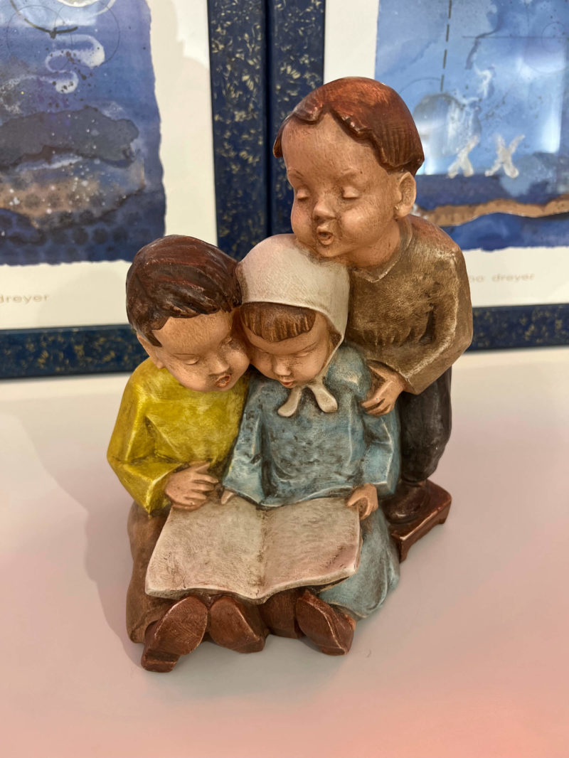Achatit Stoneware handgemachte Statue von Kindern die lesen