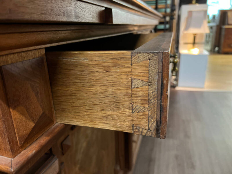 Antiker Küchenschrank / Highboard mit spezieller Holzstruktur